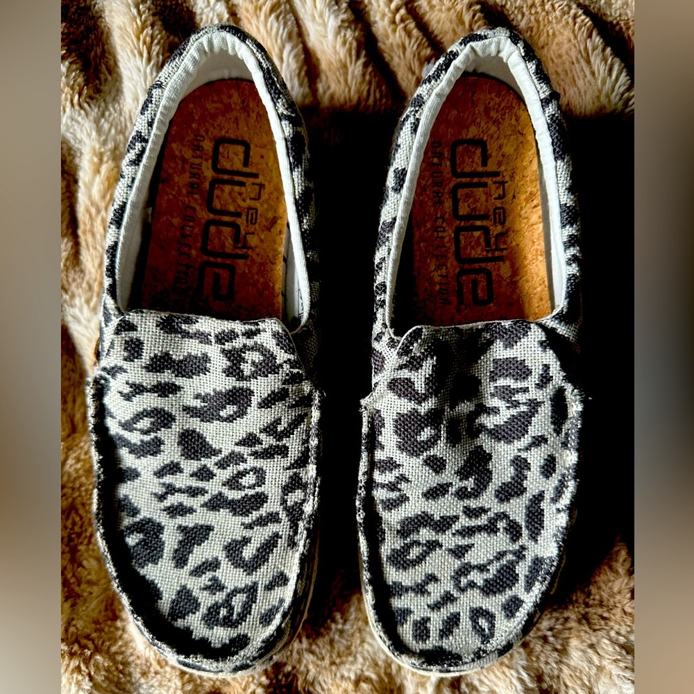 EUC Hey Dudes sz 8